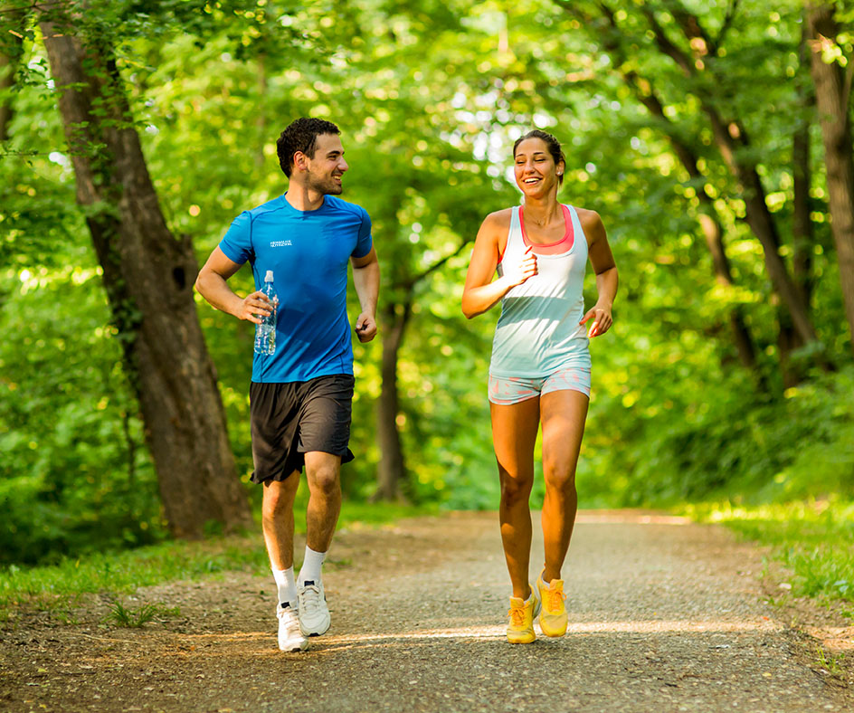 https://mercadofitness.com/wp-content/uploads/2020/04/Al-hacer-ejercicio-fisico-al-aire-libre-es-mas-importante-respetar-el-distanciamiento-social.jpg?utm_source=chatgpt.com