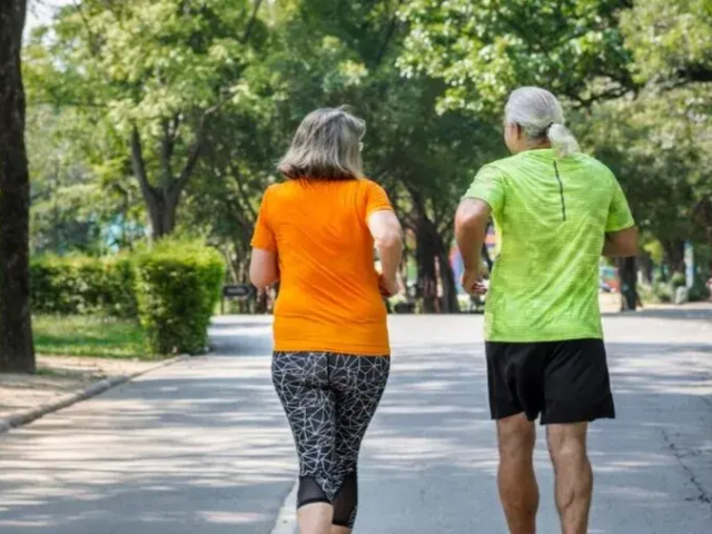 Mantener o aumentar la actividad física en la adultez reduciría el riesgo de muerte