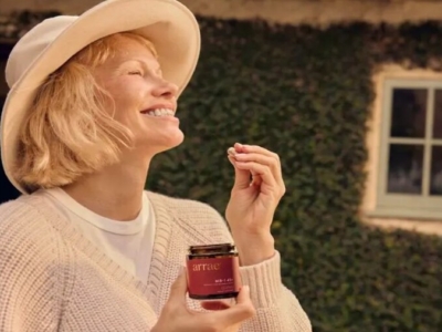 Pamela Anderson protagoniza la campaña de Arrae para la menopausia