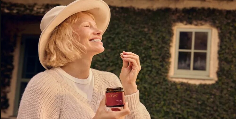 Pamela Anderson protagoniza la campaña de Arrae para la menopausia