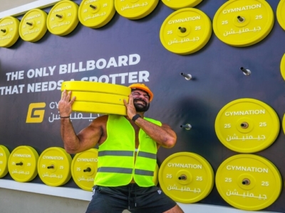 GymNation instaló en Dubái valla publicitaria con cuarenta discos de pesas