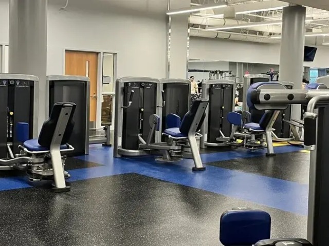 Life Fitness/Hammer Strength equipa centro de Harper College en Chicago