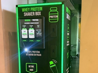 Llama Mozo lanza su máquina expendedora de batidos proteicos