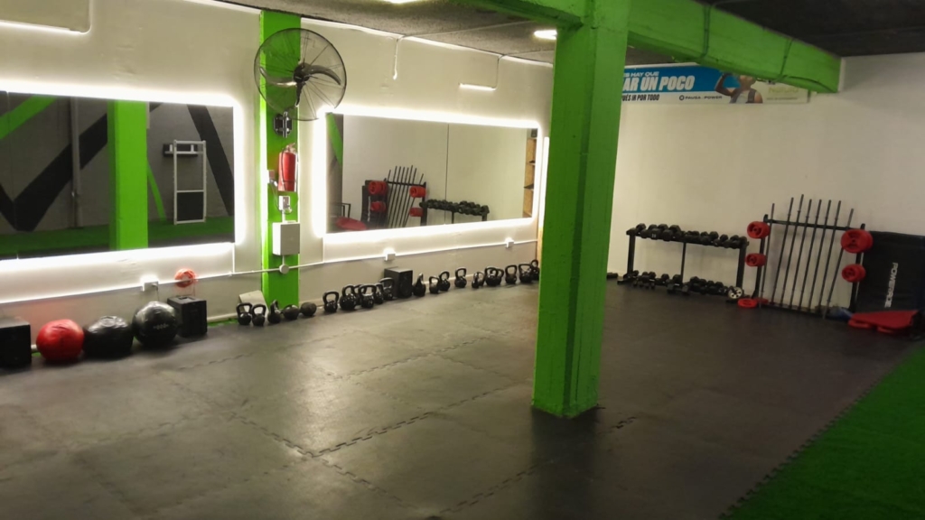 El gimnasio Natura Gym reinauguró su sede en la ciudad de Río Cuarto, Córdoba, el 13 de diciembre, tras cuatro meses de obras realizadas sin interrumpir la operación. La renovación incluyó una actualización integral de la infraestructura, con cambios en fachada, pisos, baños, iluminación, pintura, sector de peso libre y la incorporación de maquinaria de alta gama.