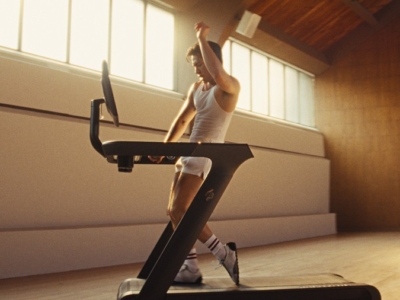 Peloton lanza la campaña "Let Yourself Go" con Hudson Williams