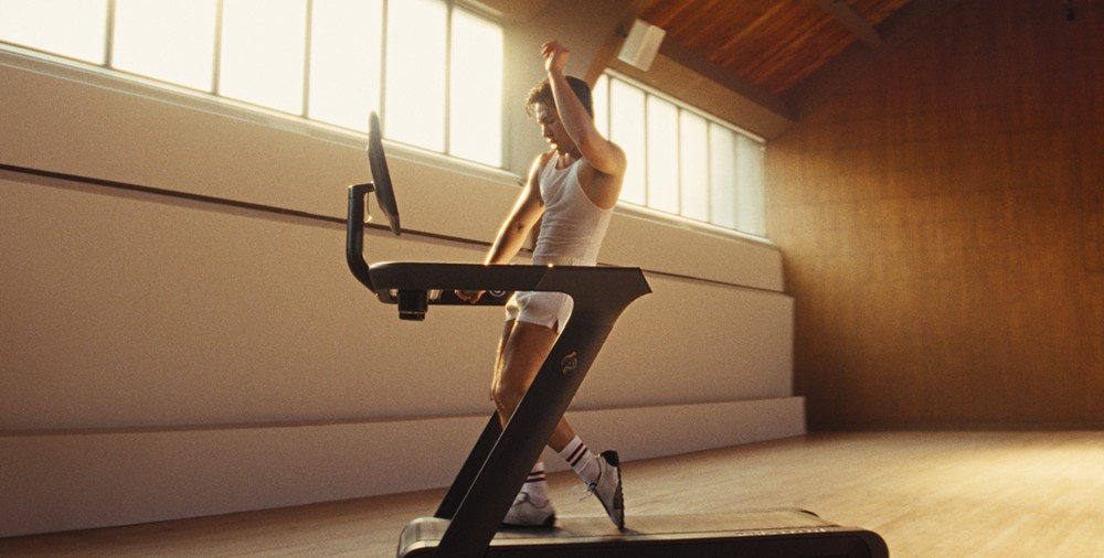 Peloton lanza la campaña "Let Yourself Go" con Hudson Williams