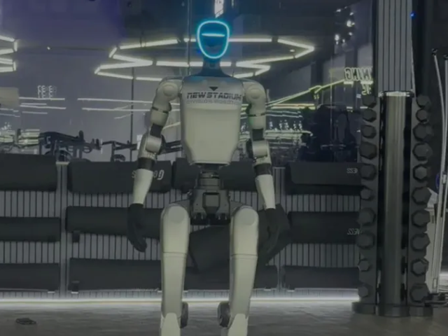 El gimnasio New Stadium incorpora un robot humanoide en Lanús Oeste, Buenos Aires