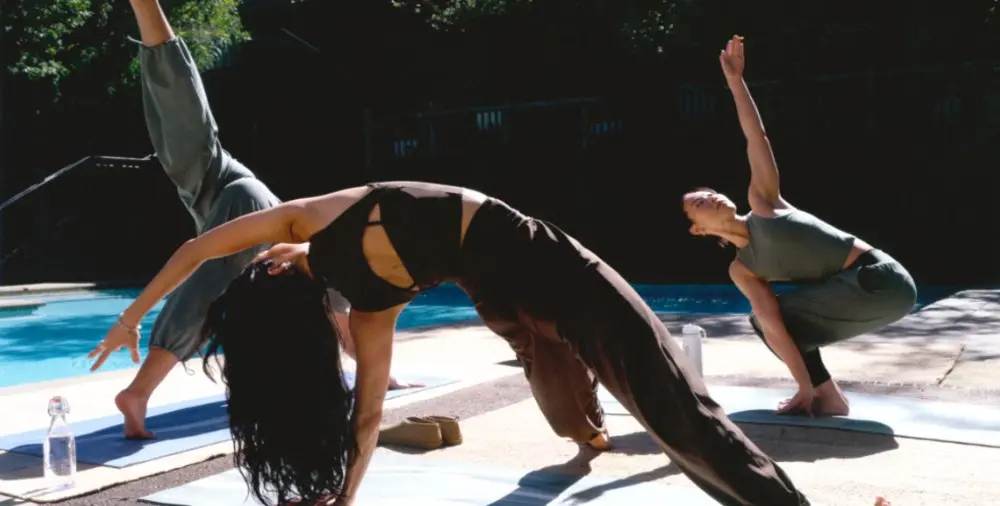 lululemon ofrecerá 50 mil plazas gratuitas para clases de yoga y Pilates