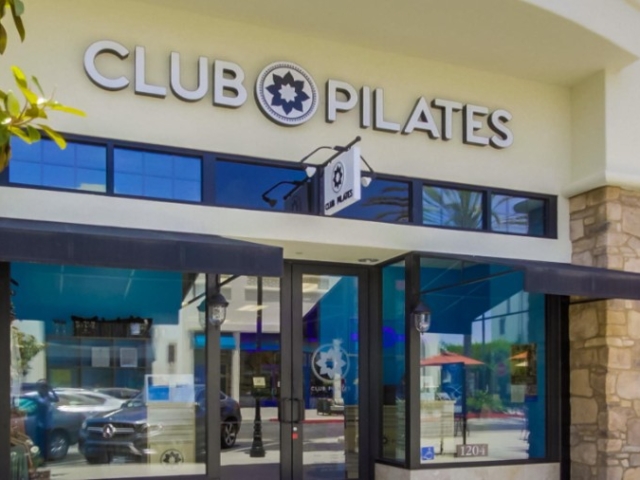Club Pilates lanza Decades Week con una celebración inspirada en seis décadas