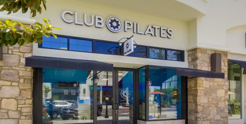 Club Pilates lanza Decades Week con una celebración inspirada en seis décadas